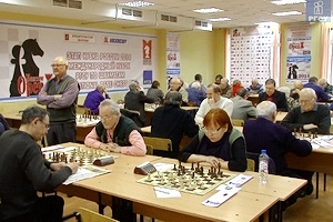 Ветераны шахмат не теряют игровой практики (видео)